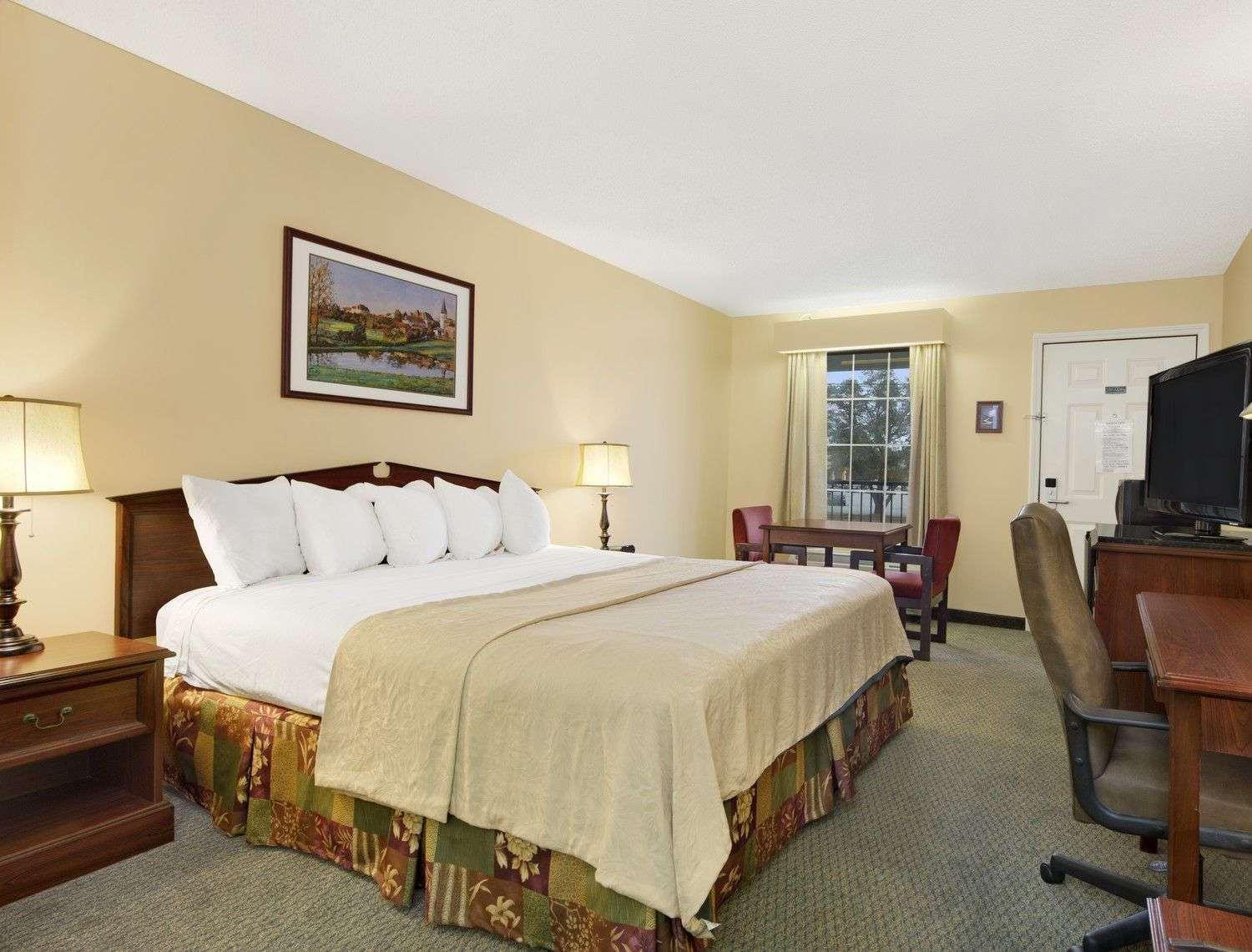 Baymont By Wyndham Thomasville Exterior photo