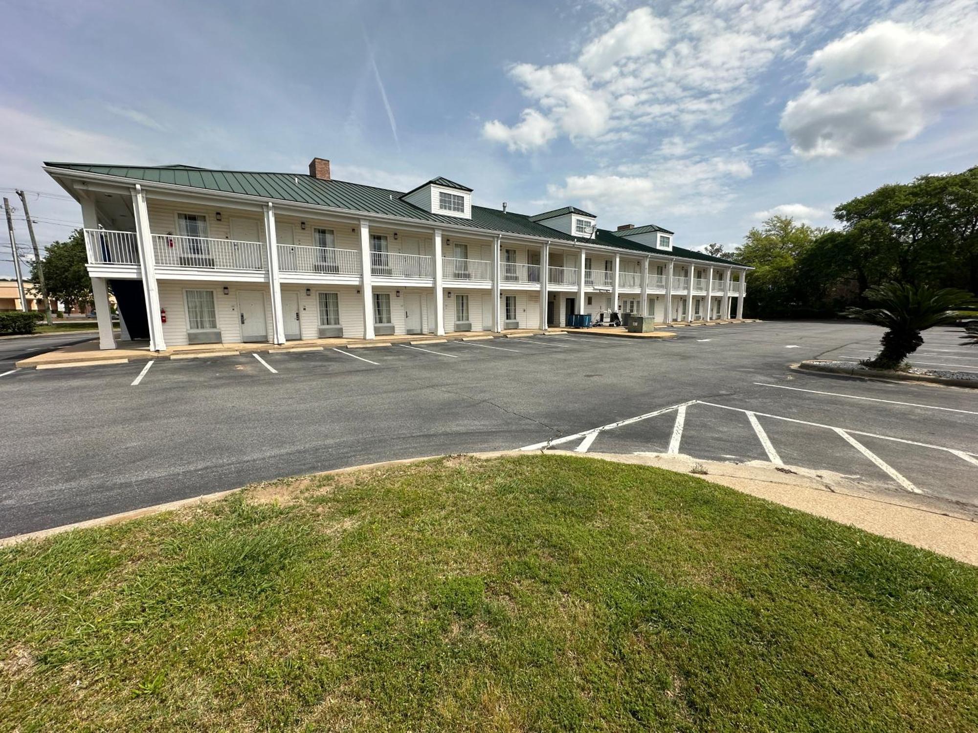 Baymont By Wyndham Thomasville Exterior photo